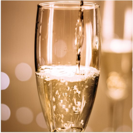 Poster (Mat) - Champagne - Drank - Glas - Inschenken - Drinken - Bubbels - 80x80 cm Foto op Posterpapier met een Matte look