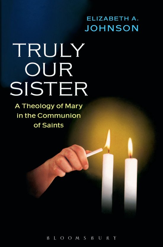 Boekhoes met de titel 'TRULY OUR SISTER A Theology of Mary in the Communion of Saints' door ELIZABETH A. JOHNSON. Een hand steekt twee kaarsen aan.