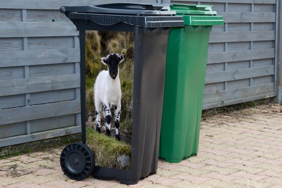 Autocollant conteneur Mouton - Jeune agneau noir et blanc - 44x98 cm - Autocollant poubelle à roulettes - Autocollant conteneur résistant aux intempéries
