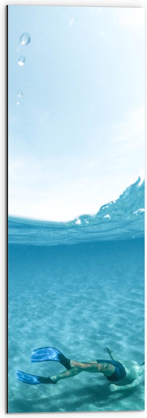 Dibond - Water - Zee - Persoon - Duiken - Snorkelen - Blauw - 30x90 cm Foto op Aluminium (Met Ophangsysteem)