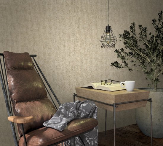 Comfortabele bruine lederen fauteuil met gebreide deken, naast een bijzettafel met een boek en bril.