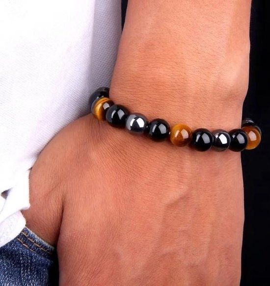 Armband met zwarte, grijze en tijgeroog kralen om een pols gedragen