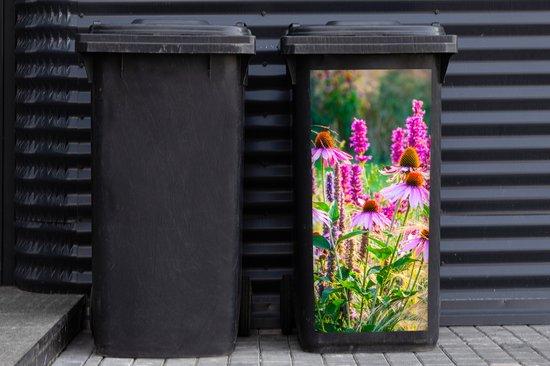 Zwarte afvalcontainer met sticker van roze echinacea en siergras.