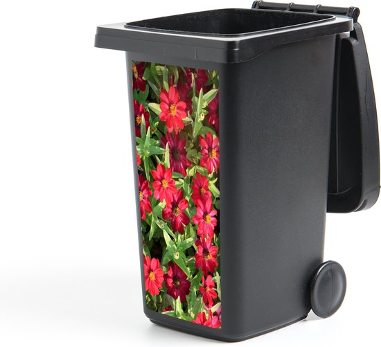 Container sticker Rode zinnia bloemen tijdens een zonnige dag - 38x80 cm - Kliko sticker