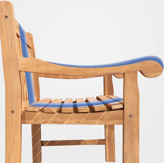 Zijaanzicht van een houten tuinbank met blauwe accenten op de armleuningen en zitting.