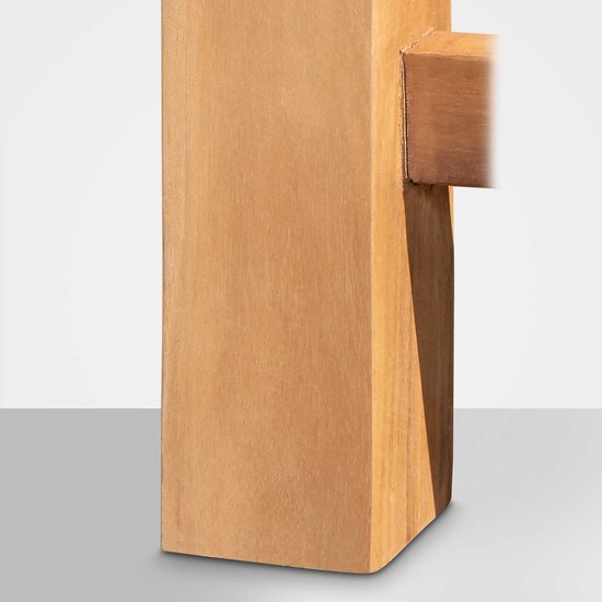 Gedetailleerde close-up van een houten poot van een tuinbank.
