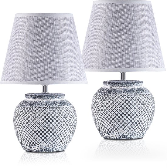 Ensemble de deux lampes de table gris clair avec abat-jour en lin et pied décoratif en céramique gris foncé à motif chevrons.