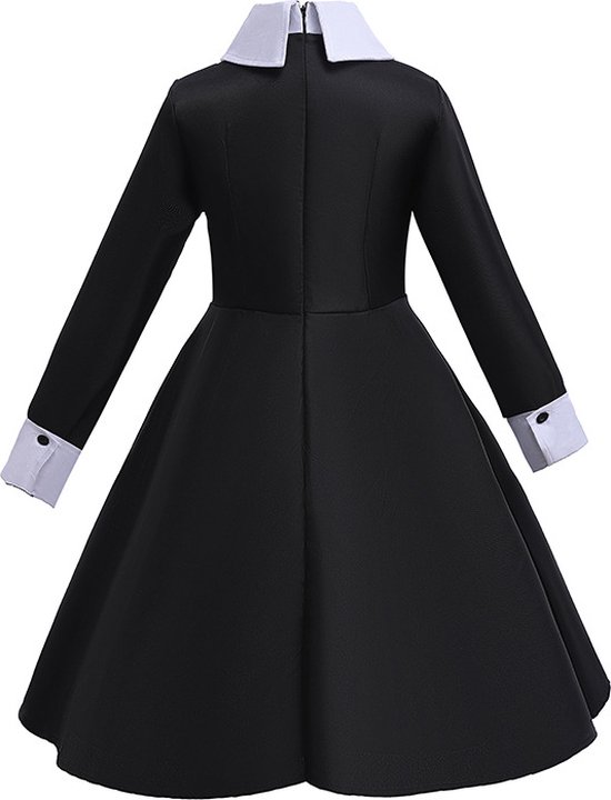 Arrière d'une robe noire à col et poignets blancs, manches longues et jupe évasée.