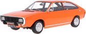 Het 1:18 gegoten model van de Renault R15 TL uit 1971 in oranje. De fabrikant van het schaalmodel is Norev. Dit model is alleen online verkrijgbaar