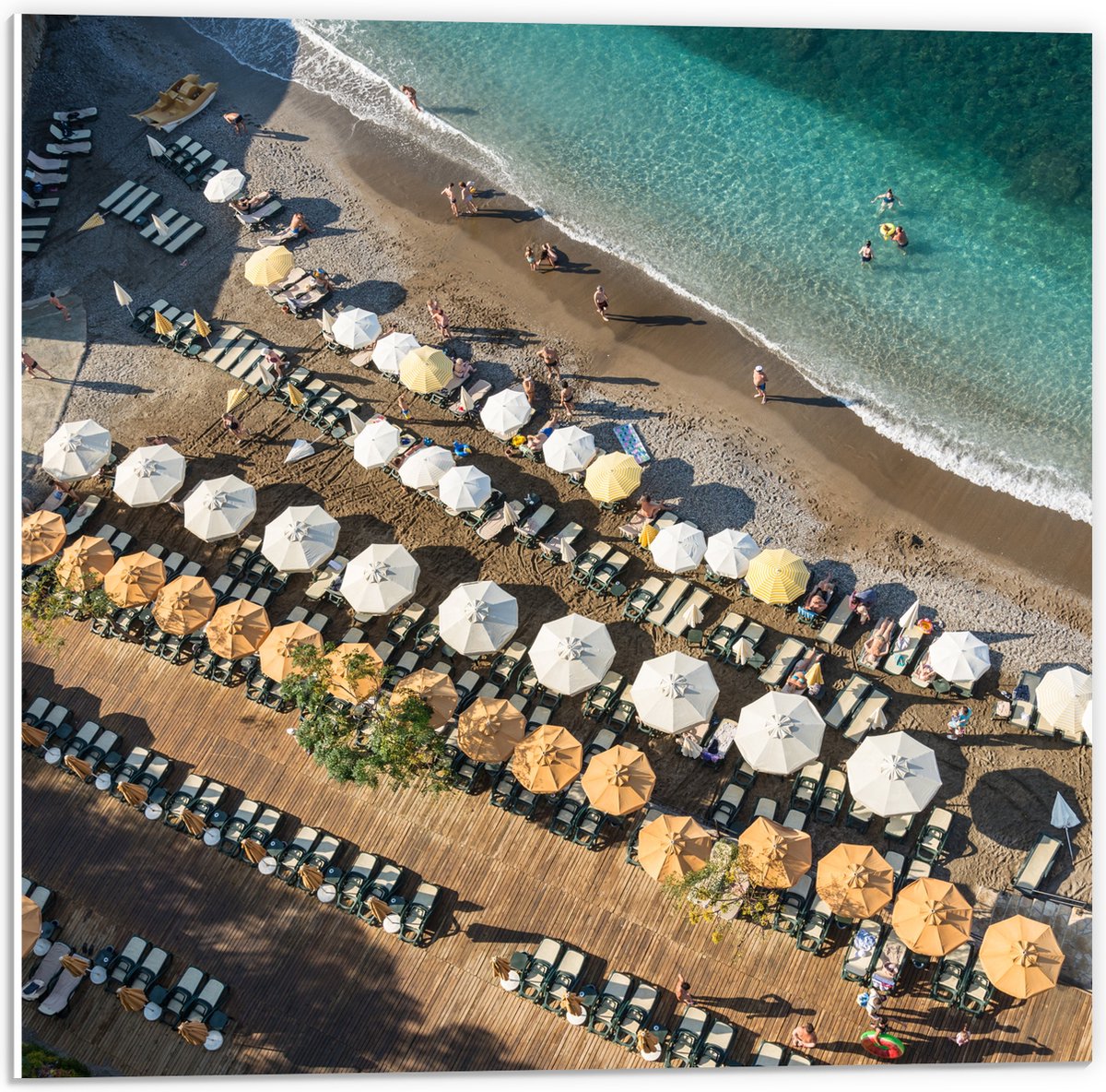 PVC Schuimplaat- Zee - Strand - Bedjes - Parasols - Water - Hout - Mensen - 50x50 cm Foto