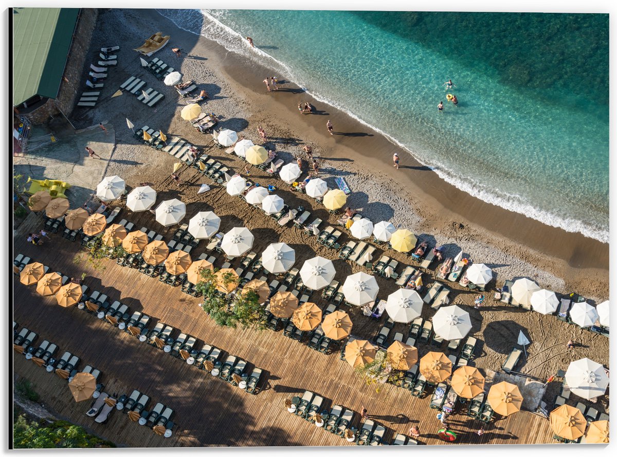 Dibond - Zee - Strand - Bedjes - Parasols - Water - Hout - Mensen - 40x30 cm Foto op Alumi