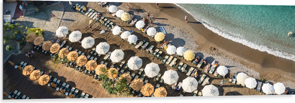 Dibond - Zee - Strand - Bedjes - Parasols - Water - Hout - Mensen - 150x50 cm Foto op Aluminium (Wanddecoratie van metaal)