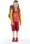 Meisje met lange mouwen en rode shorts, draagt een rode Vaude rugzak met ronde print.