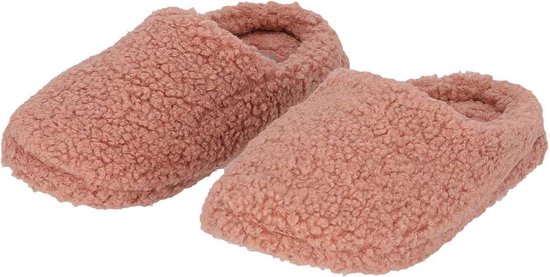 Paire de pantoufles roses en teddy, vue de face.