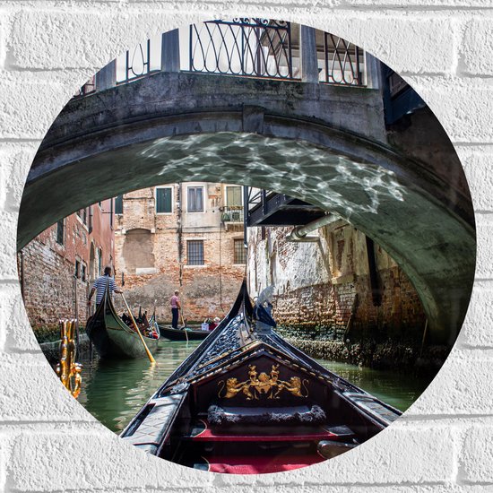 Muursticker Cirkel - Traditionele Italiaanse Gondel door de Wateren van Venetië - 50x50 cm Foto op Muursticker
