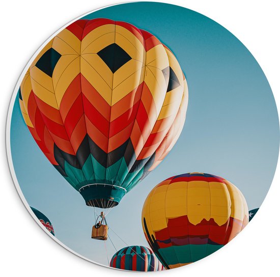 PVC Schuimplaat Muurcirkel - Man in Mandje onder Kleurrijke Luchtballon omringd door Luchtballonnen - 20x20 cm Foto op Muurcirkel (met ophangsysteem)