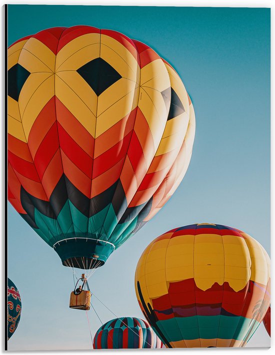 Dibond - Man in Mandje onder Kleurrijke Luchtballon omringd door Luchtballonnen - 30x40 cm Foto op Aluminium (Met Ophangsysteem)