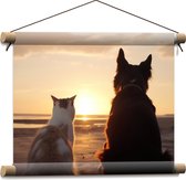 Textielposter - Kat en Hond op het Strand Kijkend naar Zonsondergang - 40x30 cm Foto op Textiel