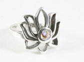 Opengewerkte zilveren lotus bloem ring met abalone schelp - maat 17