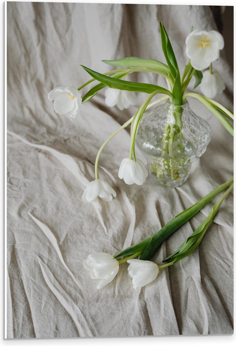 PVC Schuimplaat - Witte Bloemen in Vaas op Wit Laken - 40x60 cm Foto op PVC Schuimplaat (M