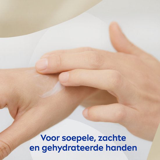 Handen die crème aanbrengen, met de tekst 'Voor soepele, zachte en gehydrateerde handen'.