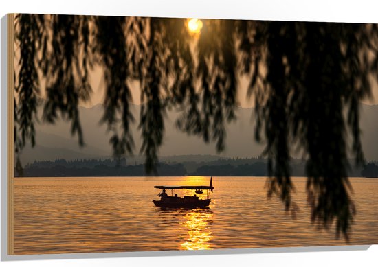 Hout - Kleine Vissersboot met Dakje Varend over Meer bij de Bergen - 105x70 cm - 9 mm dik - Foto op Hout (Met Ophangsysteem)