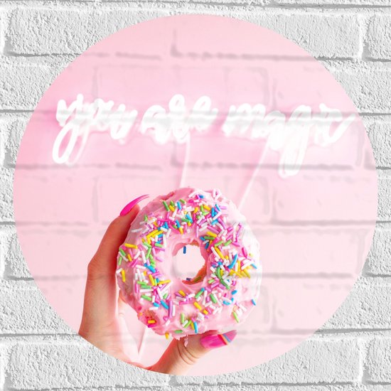 Muursticker Cirkel - Roze Donut Versierd met Discodip in Hand met Roze Nagels - 50x50 cm Foto op Muursticker