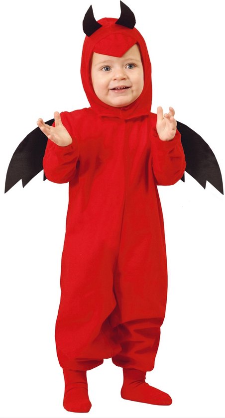 Een baby in een rood duivelspak met hoorns en vleugels.