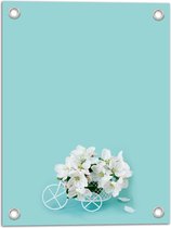 Tuinposter – Foto van Beeld van Witte Fiets Vol Bloemblaadjes tegen Lichtblauwe Achtergrond - 30x40 cm Foto op Tuinposter (wanddecoratie voor buiten en binnen)