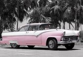 Fotobehang - Vlies Behang - Roze Retro Auto bij de Palmbomen aan het Strand - 312 x 219 cm