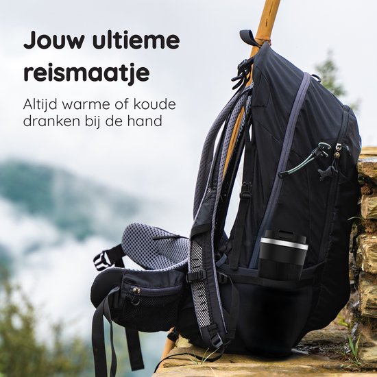 Zwarte Volcan mok in een rugzak, ideaal voor reizen.