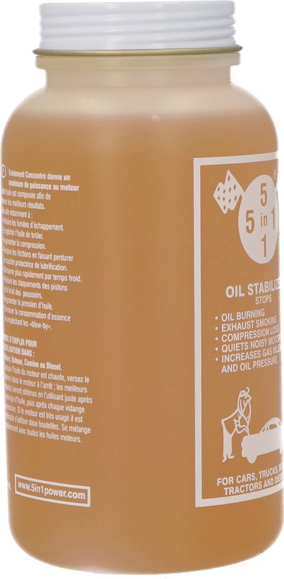 Gouden fles met lichtgele olie. Het etiket toont '5 in 1 Oil Stabilizer' met tekst en een afbeelding van een auto.
