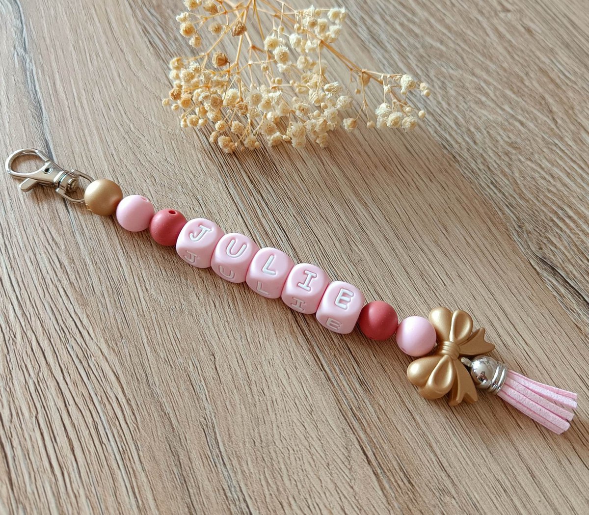 Gepersonaliseerde Sleutelhanger met Kralen - Cadeau sleutelhanger - Sleutelhanger met naam - Silliconen kralen sleutelhanger - Gepersonaliseerd cadeau - Berry Pink