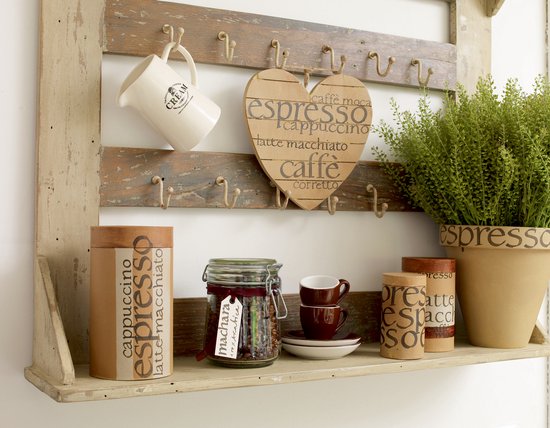 Koffiehoek met houten decoraties. Harten met koffiebegrippen, mokken, potten en een plant.