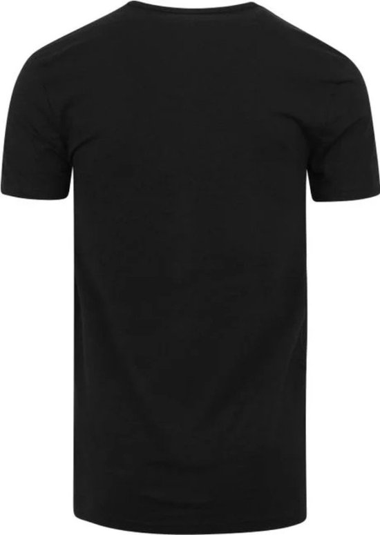 De achterkant van een effen zwart V-hals T-shirt met korte mouwen.