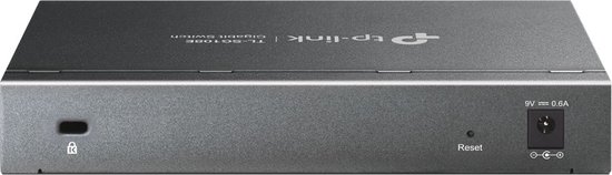 Achterkant van een zwarte TP-Link 8-poorts Gigabit Switch met stroomingang en "Reset"-knop.