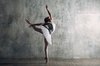 Papier peint photo Ballerine dansante sur fond de mur en béton - Papier peint non tissé - 416 x 254 cm