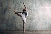Fotobehang Dansende Ballerina Op Een Betonnen Muur Achtergrond - Vliesbehang - 416 x 254 cm