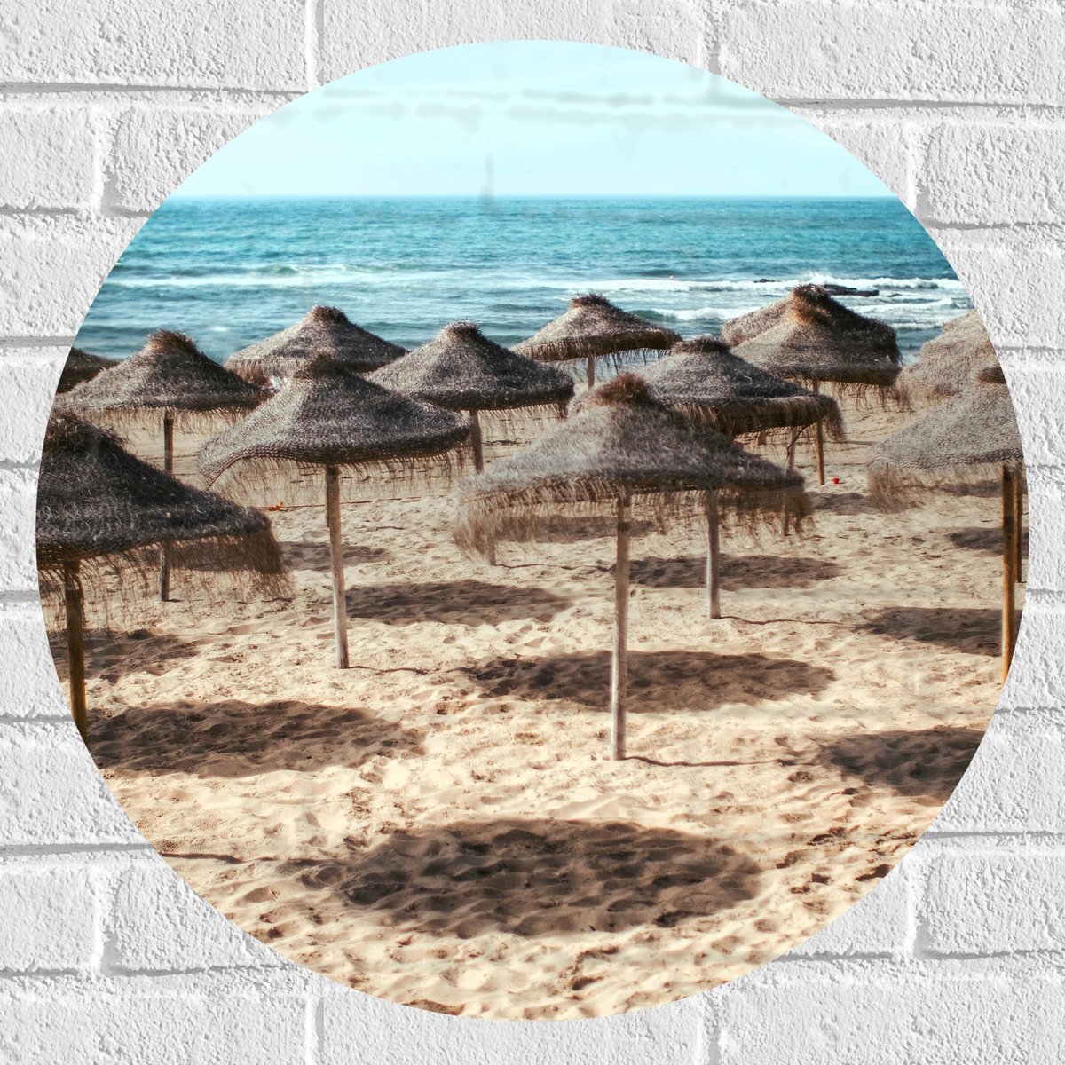 Muursticker Cirkel - Zee - Strand - Zand - Parasols - 60x60 cm Foto op Muursticker