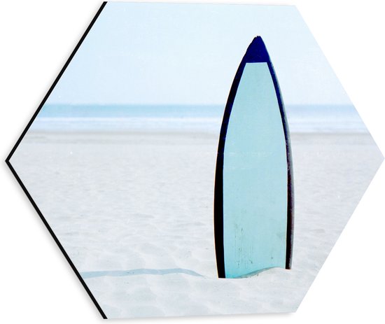 Dibond Hexagon - Zee - Strand - Zand - Surfen - Surfplank - Hobby - 30x26.1 cm Foto op Hexagon (Met Ophangsysteem)