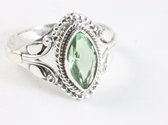 Fijne bewerkte zilveren ring met groene amethist - maat 16