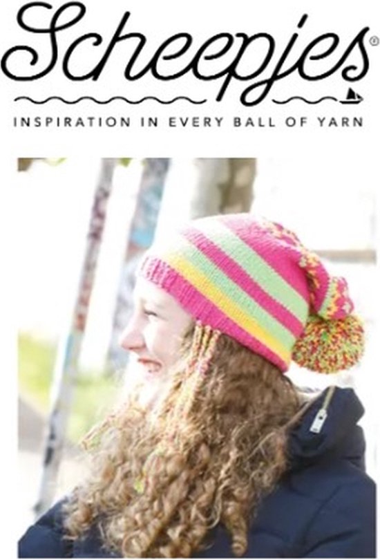 Fille aux cheveux bouclés portant un bonnet rayé rose, jaune et vert, avec pompon.