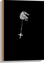 Hout - Kruis aan Zilveren Ketting in Hand tegen Zwarte Achtergrond - 40x60 cm - 9 mm dik - Foto op Hout (Met Ophangsysteem)