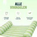 Gedetailleerde opname van de groen-witte gestreepte waterhangmat met de voordelen: makkelijk op te rollen, stevig materiaal, zowel zitten als liggen.