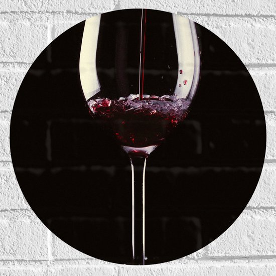 Muursticker Cirkel - Vullend Glas Rode Wijn met Kapotte Scherven - 40x40 cm Foto op Muursticker