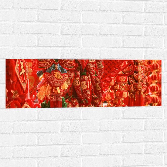 Muursticker - Kraam Vol Rode Chinese Versieringen - 90x30 cm Foto op Muursticker