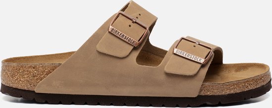 Birkenstock slipper in lichtbruin suède met twee gespen en een kurken zool.