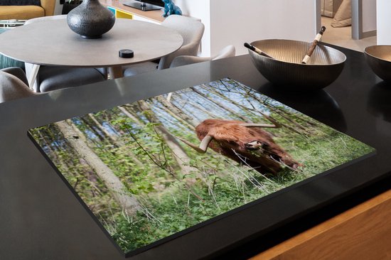 KitchenYeah® Inductie beschermer 78x52 cm - Schotse Hooglander - Bos - Schotse Koe - Kookplaataccessoires - Afdekplaat voor kookplaat - Inductiebeschermer - Inductiemat - Inductieplaat mat