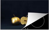 KitchenYeah® Inductie beschermer 76x51.5 cm - Stilleven van een gouden appel op een zwarte achtergrond - Kookplaataccessoires - Afdekplaat voor kookplaat - Inductiebeschermer - Inductiemat - Inductieplaat mat