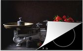 KitchenYeah® Inductie beschermer 77x51 cm - Inductie - Keukenweegschaal - Vintage - Fruit - Aardbeien - Inductie bescherming - Kookplaataccessoires - Afdekplaat voor kookplaat - Inductiebeschermer - Inductiemat - Inductieplaat mat